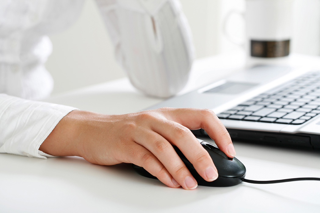 kontakt_hand-an-maus_AdobeStock9884304