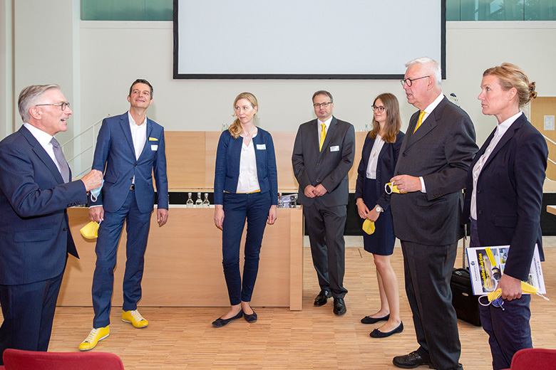 Team-Besprechung vor Immobilien-Auktion
